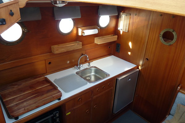 19 Jachtbemiddeling - Oostvaarder 1040 - Jachtwerf Oost - Yachtcharter - Victron.JPG 